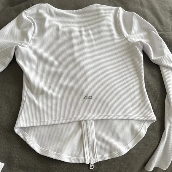 ALO Yoga White Fitted Crop Top - Picture 2 of 3